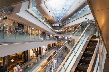 Omotesando Tepeleri Alışveriş Merkezi 'nin İçişleri ve Yürüyen merdivenleri.