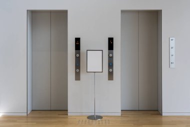 Gri Lobi ve İki Asansör.