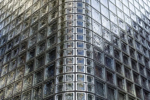 Canto do edifício feito de tijolos de vidro . — Fotografia de Stock