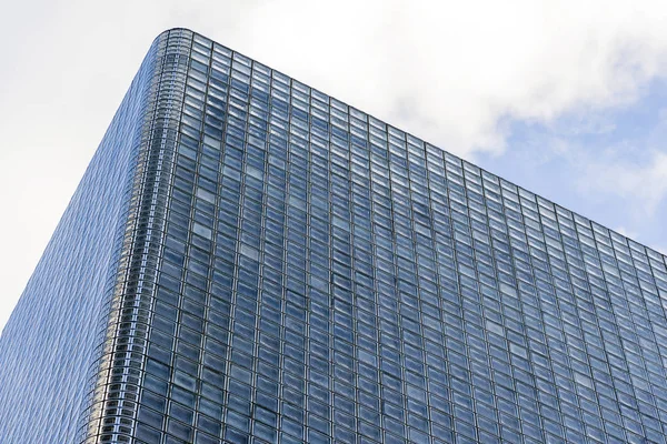 Esquina superior del edificio hecho de bloques de vidrio . —  Fotos de Stock