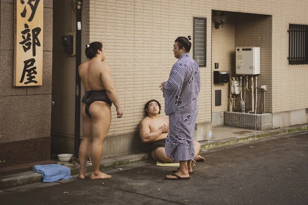 Japonští zápasníci Sumo odpočívají na ulici — Stock fotografie