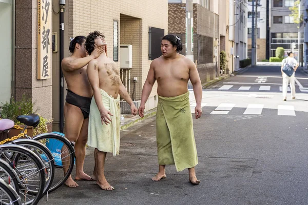 The Japanese Sumo Wrestler is stretching The Junior 's Neck — Stock fotografie