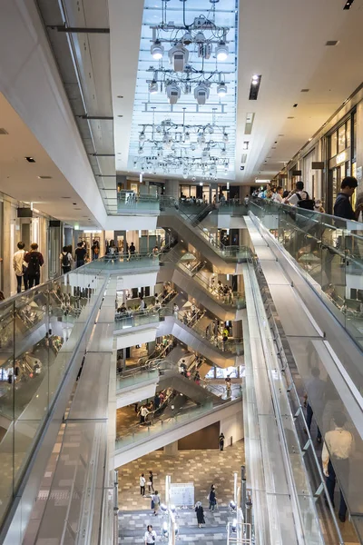 Wnętrze i schody ruchome Omotesando Hills Shopping Center. — Zdjęcie stockowe