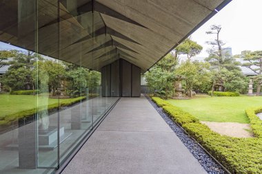 Çatı Altındaki Teras ve Japon Bahçesinin Yansıması.