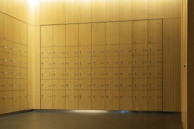 Soyunma odasında Bambu Dolaplar Duvarı.