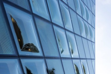 Kabarcıklı Çift Eğimli Dışbükey Cam Pencereler.