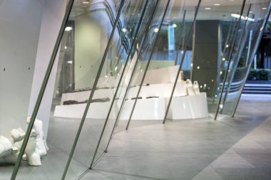 Showcase 'in Çift Eğimli Cam Paneli' nin Alt Görünümünü Kapat. Dükkan Pencerelerinin Eğrisi