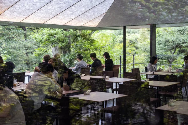 Lidé si dávají kávu v kavárně v lese. — Stock fotografie