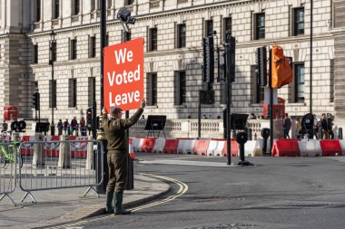 Çiftçi Brexit 'i Destekleyen Posteri Tutuyor..