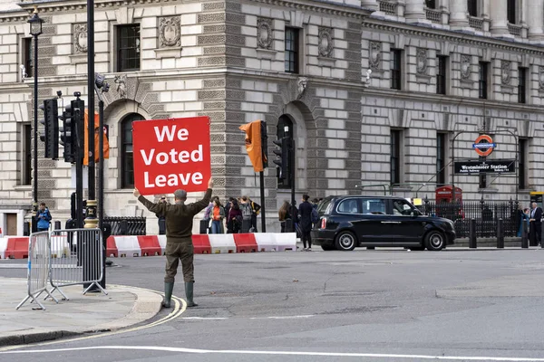 Jordbrukaren håller affischen stödjande Brexit - Vi röstade Ledighet. — Stockfoto