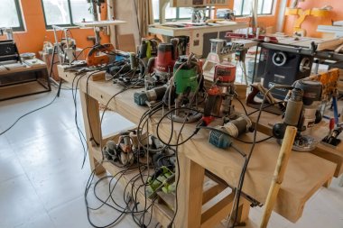 ŞANGHAI, ÇİN - 24 Kasım 2018. Joiner 's Wood Shop' taki Carpenter 's Aletleri ve Çalışma Alanı. Marangozluk Atölyesi için Farklı Parlatma Aygıtları.