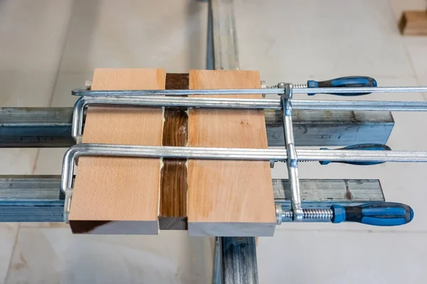 Tres Barras Madera Están Pegadas Entre Woodwork Piezas Madera Fijadas —  Fotos de Stock