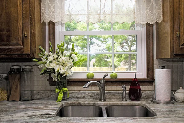 Rahat mutfak pencere ve lavabo ile katıksız valance penceresinin üzerinde görüntüleyin. İki yeşil domates olgun için hazır Başlarken penceresi vardır. Granit tezgah. Çift Kişilik paslanmaz çelik evye
