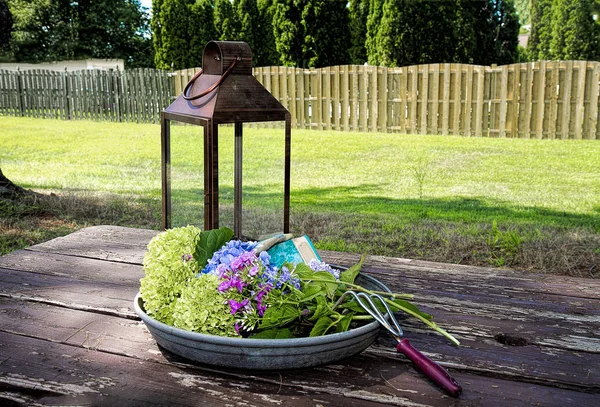 Gartenarbeit Mit Hortensienblüten Großem Tablett Auf Picknicktisch Mit Arbeitshandschuhen Und — Stockfoto