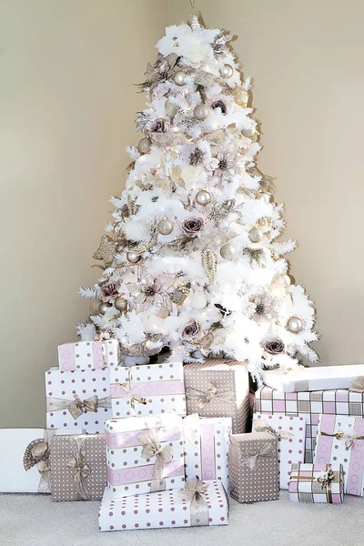 Zasněné Bílé Vánoční Stromeček Obýváku Doma Zařízené Populární Barvy Tvářenky — Stock fotografie