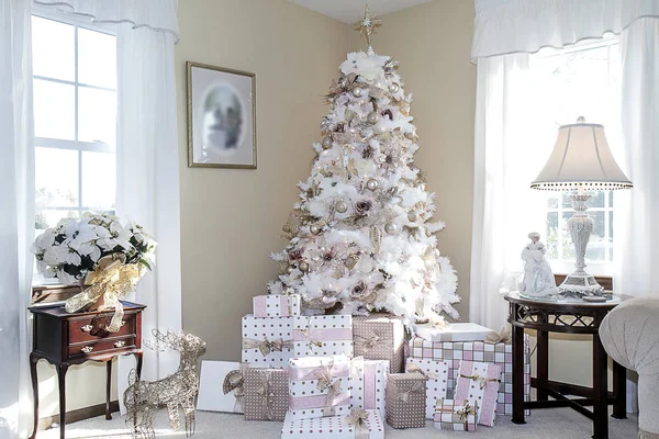 Dreamy White Christmas Tree Living Room Home Decorated Popular Colors — Stock Photo, Image