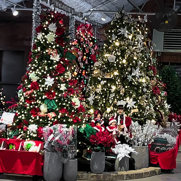 Beautifully Decorated Christmas Trees Large Warehouse Facility Ornaments Containers Sale — Stock Photo, Image