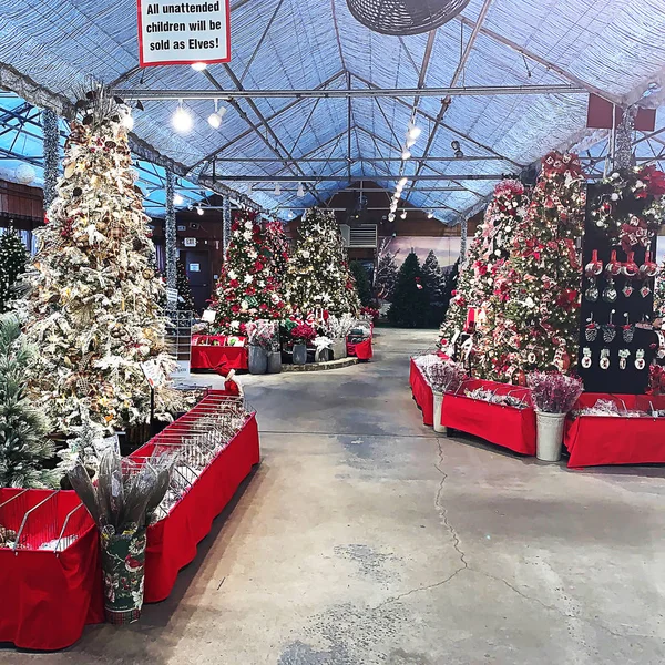 Prachtig Ingericht Kerstbomen Grote Magazijn Faciliteit Met Ornamenten Hieronder Containers — Stockfoto