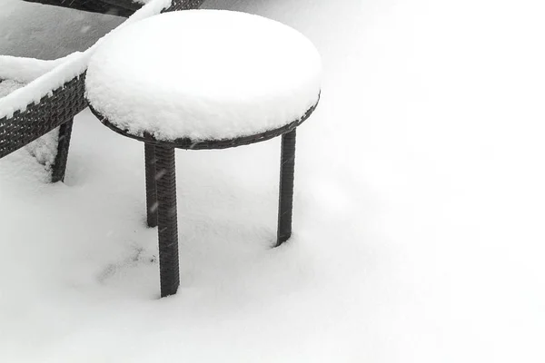 Патіо Меблі Вкриті Снігом Після Сніжної Бурі Деякі Мають Круглий — стокове фото