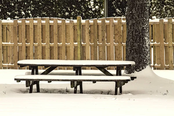 Utemöbler Täckt Snö Efter Snöstorm Vissa Har Ett Runt Bord — Stockfoto