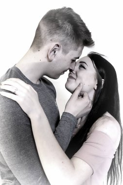 Nişanlandıktan sonra çiftler eğlenceli ve romantik olurlar. Beyaz arka planda yalıtılmış görüntüler. Kadın uzun siyah saçlı.