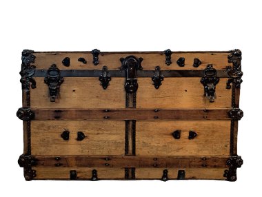 Vintage ahşap göğüs (Trunk) koyu kahverengi donanım ve kayışları ile. Beyaz arka planda yalıtılmış