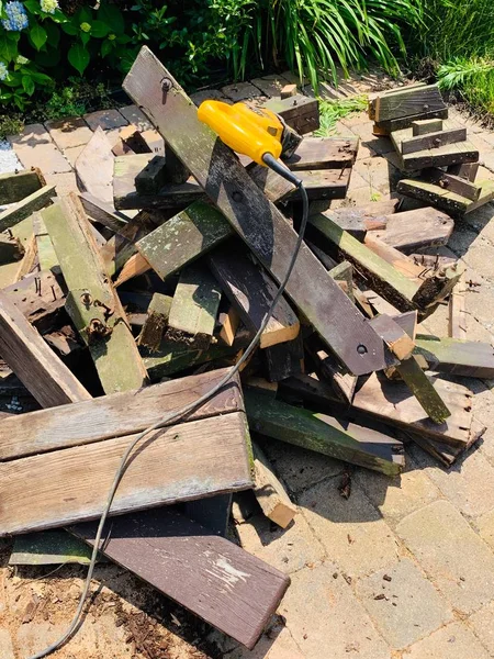 Högen Rippade Och Trasiga Bitar Trä Från Gamla Ruttade Picknickbord — Stockfoto