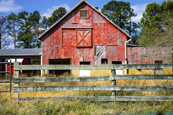 Antigua Granja Roja Envejecida Desgastada Abandonada Cerca Carril Partido Rodea — Foto de Stock