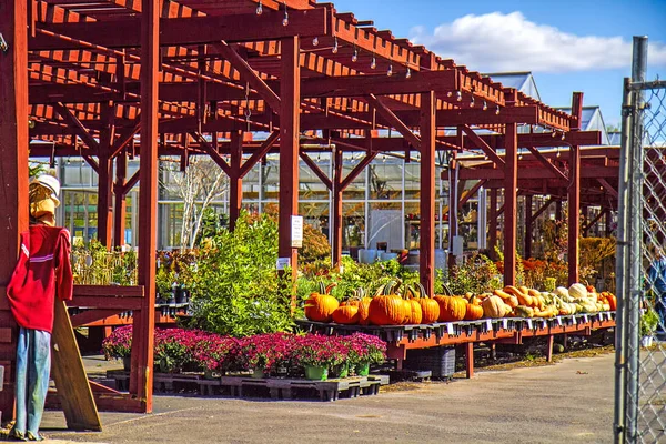 Quaint Farmer Market Εξωτερικό Δεξί Κόκκινο Ξύλινο Πάνω Κρέμεται Εμφανίζοντας Royalty Free Εικόνες Αρχείου