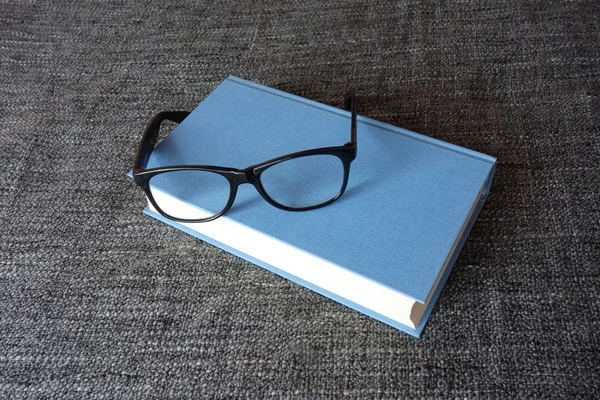 Blauwe Hardcover Een Paar Leesbril — Stockfoto