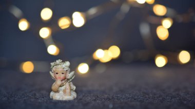 Chrismas ambiyansı ile bulanık dekorasyon ışıklar karşı küçük bir melek