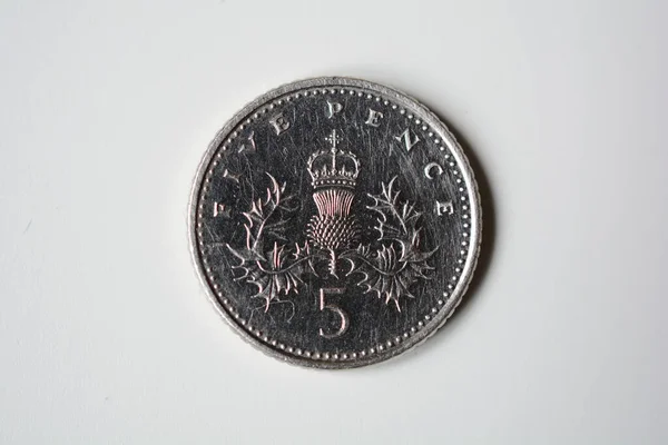 5便士硬币特写 白色背景隔离 — 图库照片