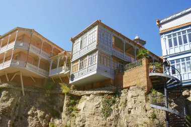 Tbilisi eski şehir kayalıklarla geleneksel Gürcü tarzı mimarisi. Renkli oyma balkonları ile ahşap evler