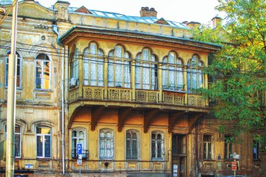 Büyük güzel ahşap Gürcü tarzı balkon sokak Tiflis, Gürcistan