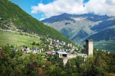 Güzel dağ town Mestia kuleli ilginç savunma Ortaçağ Svanca, Svaneti bölgesi, Kafkasya dağlarında yüksek Georgia görüntüleyin