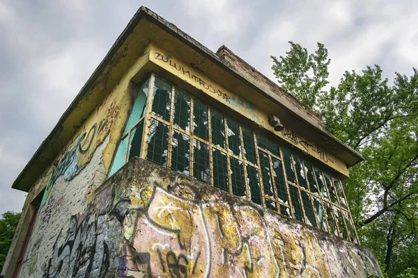 Старое Заброшенное Здание Возле Железной Дороги Разбитыми Граффити Окнами — стоковое фото