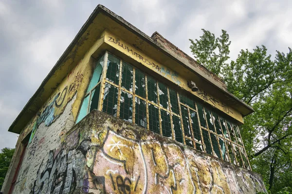Demiryolu ile grafiti resimleri ve kırık pencere eşiği yakınındaki yapısı terk edilmiş