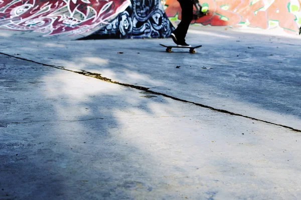 Giovane Skateboarder Pattinaggio All Interno Del Moderno Skatepark Sfondo Skateboard — Foto Stock