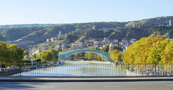 Barış Köprüsü Narikala Kalesi ve eski şehir Tbilisi, Georgia görüntüleyin. Güzel güneşli sonbahar günü.