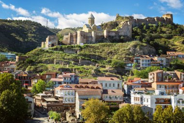 Ünlü eski evleri ve balkon, Tbilisi eski şehir Narikala kale tepe üstüne görüntüleyin