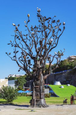Tiflis, Gürcistan - 06 Ekim 2018: Demir ağacı, Tiflis - görüntü Avrupa bir parkta sanatsal heykel