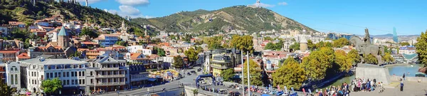 トビリシ ジョージア 2018 旧市街と Sololaki 地区のパノラマ メテヒ教会丘からの眺め ヴァフタン像と周辺観光客 — ストック写真