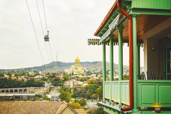 Kutsal Üçlü Tbilisi eski şehir Sameba kiliseden de görüntüleyin. Ünlü Gürcü balkon mimarisi