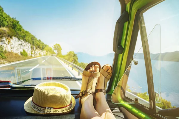 Zomer Road Trip Met Jonge Vrouwelijke Benen Dashboard Binnenkant Van — Stockfoto