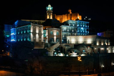 Georgia, Tiflis - 05.02.2019. -İyi geceler Abanotubani zamanında. Kükürt banyoları ilçe, Tbilisi historicly ünlü parçası. Cami ve Narikala kale içinde belgili tanımlık geçmiş
