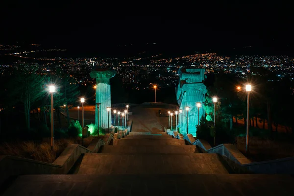 Gruzja, Tbilisi - 05.02.2019. -Widok z schody imponujący pomnik Chronicles of Georgia na szczycie wzgórza. Obrzeżach miasta. Wgląd nocy - obraz — Zdjęcie stockowe