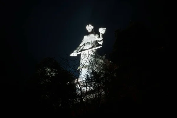 A estátua da Mãe da Geórgia no topo da colina acima de Tbilisi. Vista noturna - Imagem — Fotografia de Stock