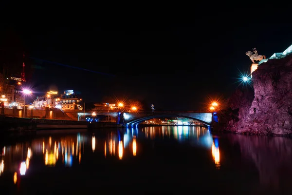 Georgia, Tiflis - 05.02.2019. -Metehi Köprüsü ve Hatice Gorgasali heykel Tiflis Merkezi eski şehir, gece sahne üzerinde profili.