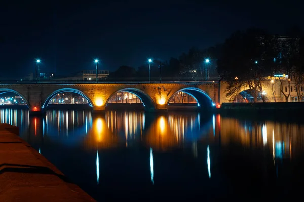 Geórgia, Tbilisi - 05.02.2019. - Vista da Ponte Seca sobre o rio Mtkvari. Fotografia de cena noturna - Imagem — Fotografia de Stock