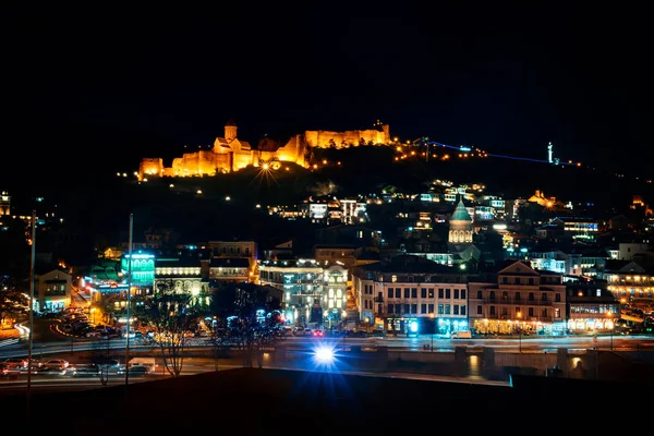 Georgia, Tiflis - 05.02.2019. -Narikala kale ve gece zamanında ışıklı Tbilisi eski şehir mimarisi üzerinde profili.